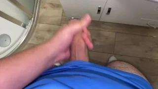 Adolescente tem uma enorme ejaculação após semanas sem masturbação.