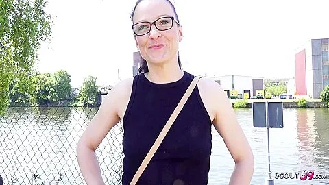 Casting de sexo anal real com esposa alemã de lábios longos e seios pequenos