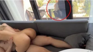 Chamei uma prostituta para o meu marido e fumei na varanda enquanto eles transavam.