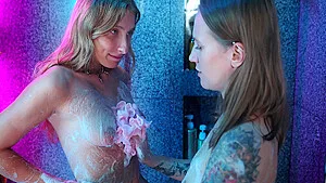 Duas lésbicas excitadas se divertem no chuveiro.