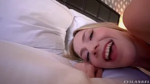 Ela veste sua melhor lingerie e Mick massageia sua bunda com óleo – Mick Blue e Rebel Rhyder