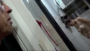 Espiando a novinha no banho