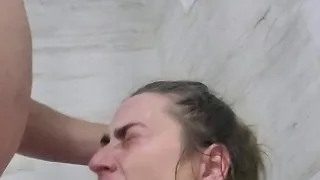 Eu consegui tocar no pênis dele no banheiro e me engasguei.