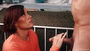 Kell Fire – Goza sozinha e depois chupa o pau enorme de Hayden Wilds