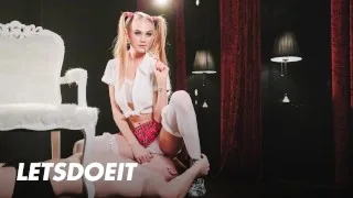 Loira esbelta, Nancy, cavalga apaixonadamente o grosso pênis do amante em um caso romântico – LETSDOEIT