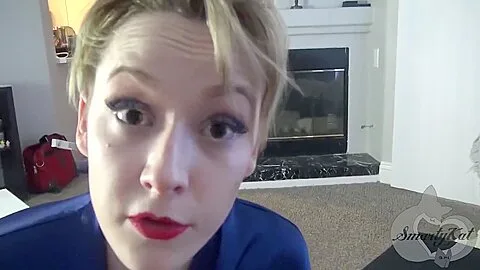 Madrasta gostosa chupa um pau enorme e é fodida neste vídeo caseiro em POV.