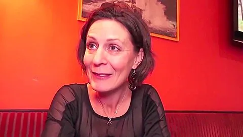 Milf gostosa de 40 anos participa de orgia hardcore adulta