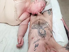 Minha namorada chupou meu pau até eu gozar na boca dela.