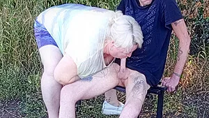 Minha vizinha chupou meu pau num banco do parque até eu gozar.