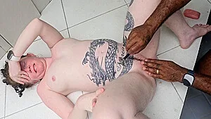 Mulher grávida não consegue se depilar e chama o corno para fazer o serviço.