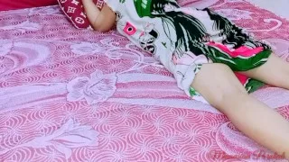 Uma linda garota está sozinha em seu quarto e acaba sendo fodida por um jovem tarado.