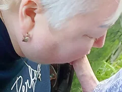 Viemos de carro com minha madrasta até o parque, onde ela chupou meu pau e engoliu meu esperma.