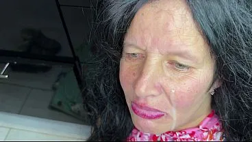 A madrasta ficou presa na máquina de lavar e gritou por socorro. O enteado a tirou de lá, mas antes a penetrou analmente com força, depois ela fez sexo oral nele e ele ejaculou em seu rosto.